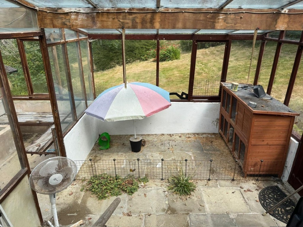 Lot: 140 - CHALET BUNGALOW ON ONE ACRE PLOT IN SEMI-RURAL LOCATION - Conservatory